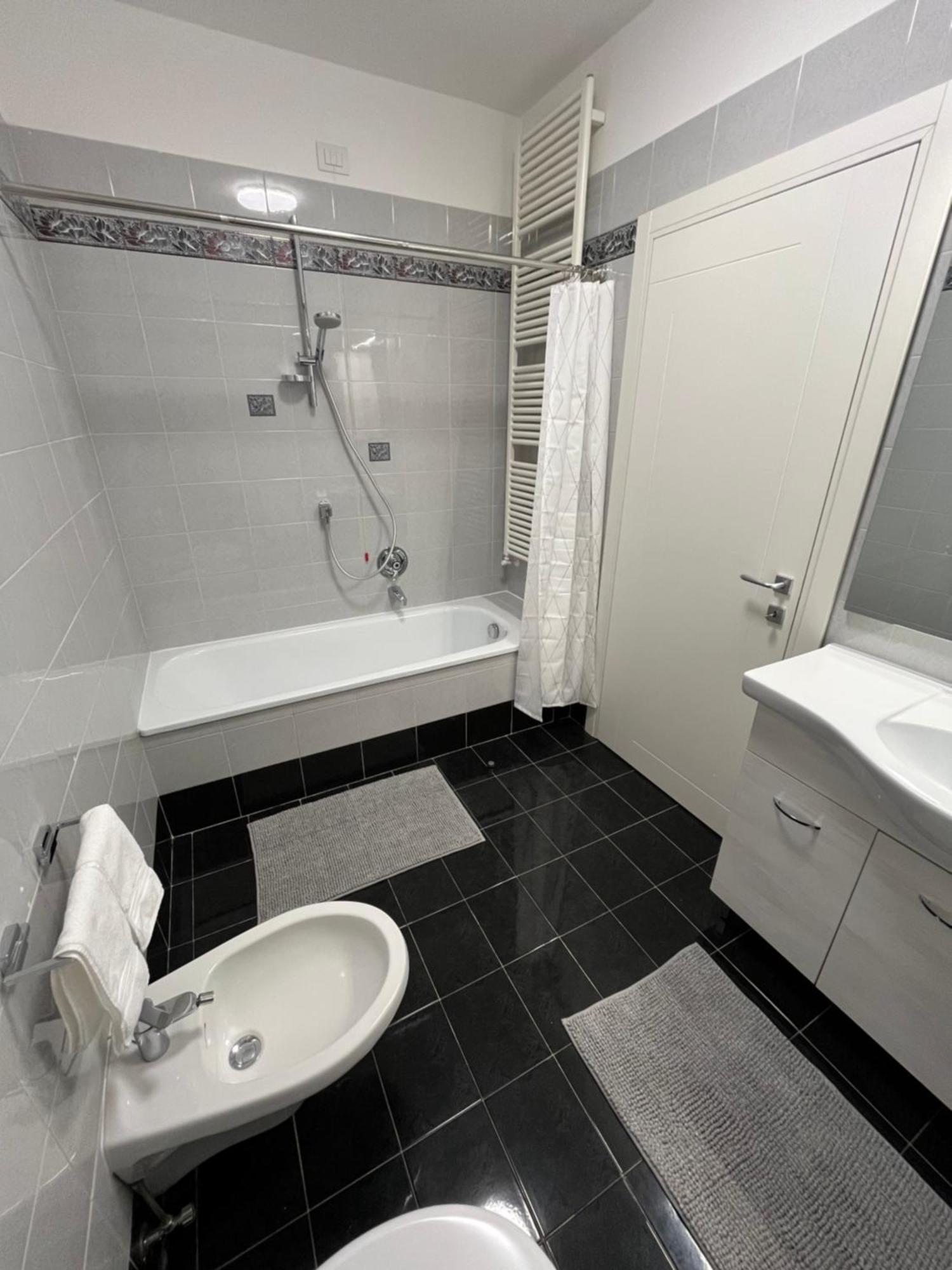 B&B Alessandro Private Room & Bathroom In Shared Apartment Арко Екстер'єр фото