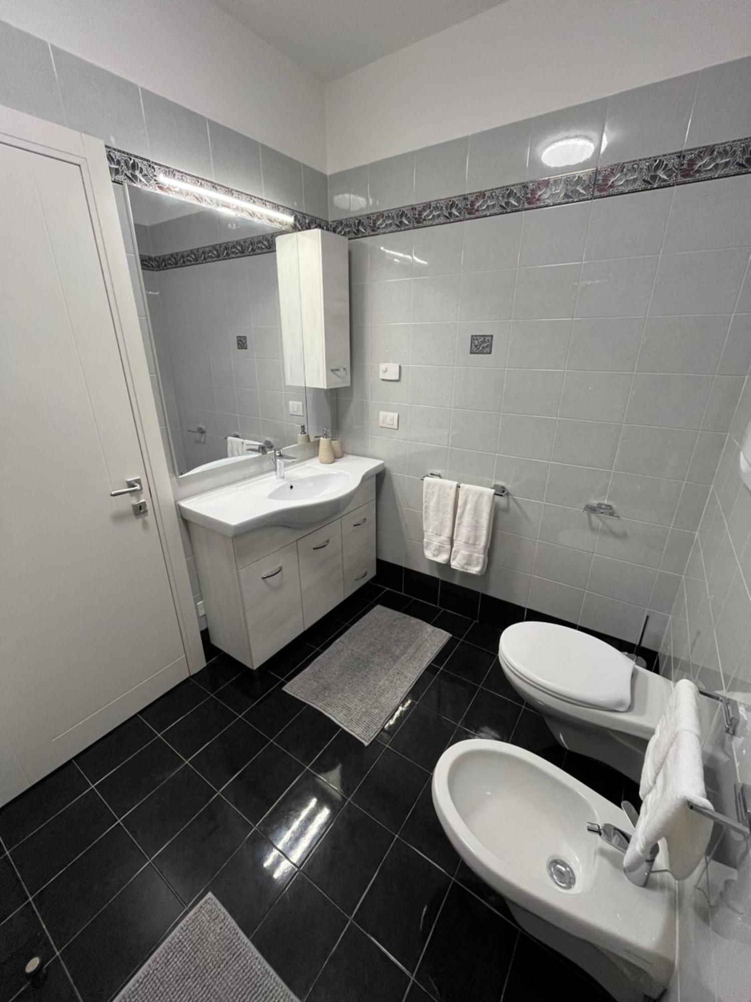 B&B Alessandro Private Room & Bathroom In Shared Apartment Арко Екстер'єр фото